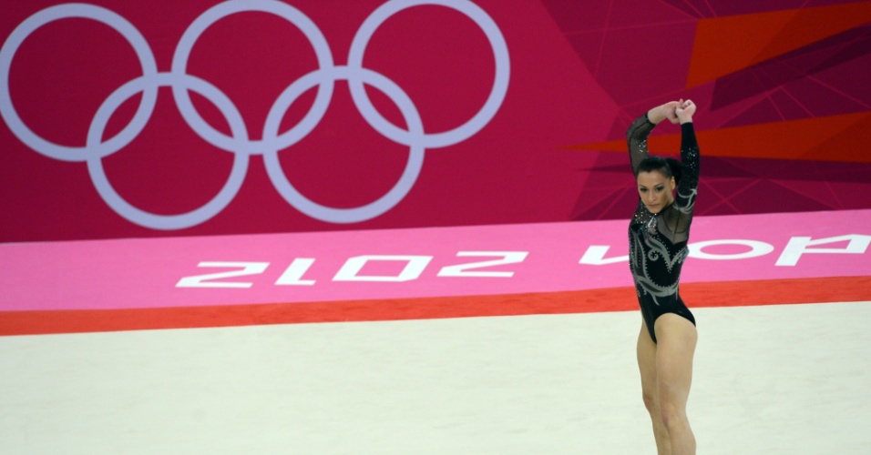 Romena Catalina Ponor se apresenta no solo; a veterana ginasta ficou com a medalha de prata
