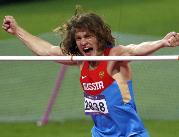 Russo Iván Ukhov celebra a medalha de ouro na final do salto em altura nos Jogos Olímpicos de Londres