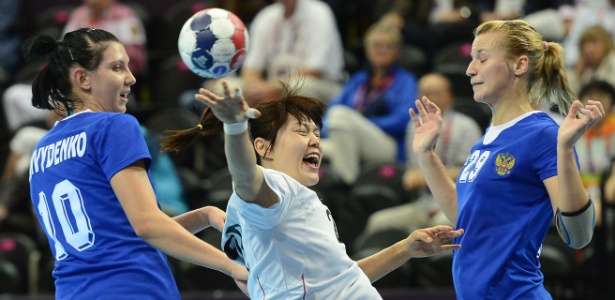 Sul-coreana Jung Jihae é empurrada por russa Ekaterina Davydenko (camisa 10) durante partida entre as duas seleções, válida pelas quartas de final do torneio olímpico de Londres