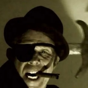 Tom Waits em cena do clipe "Hell Broke Luce"