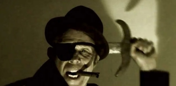 Tom Waits em cena do clipe "Hell Broke Luce" - Reprodução