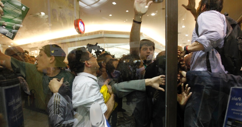 Torcedores e fãs forçam vidro da vitrine de livraria em São Paulo para tentar comprar um exemplar da biografia de Marcos