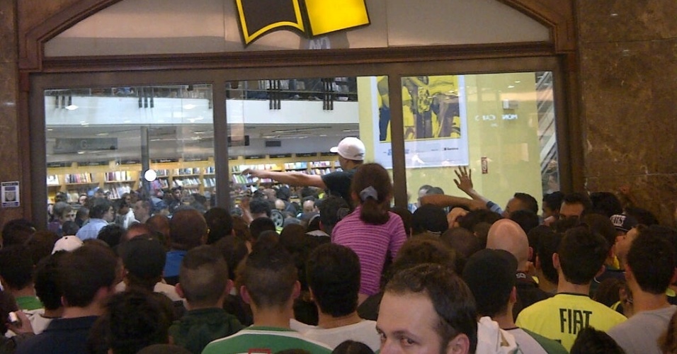 Torcedores fazem tumulto para entrar em livraria no lançamento da biografia do ídolo do Palmeiras, Marcos