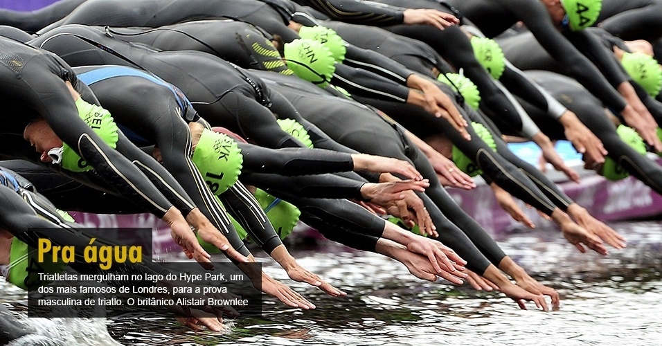 Triatletas mergulham no lago do Hype Park, um dos mais famosos de Londres, para a prova masculina de triatlo. O britânico Alistair Brownlee