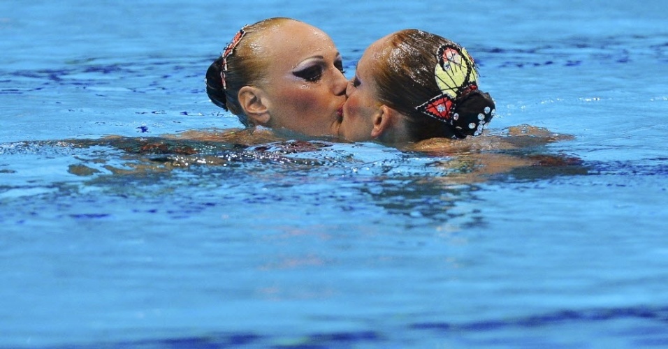 Ucranianas do nado sincronizado Daria Iushko e Kseniya Sydorenko dão um selinho na performance dos duetos em Londres, nesta terça-feira (07/08)