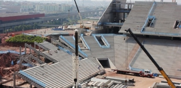 Vista aérea de futuro estádio do Corinthians, com a estação de metrô ao fundo
