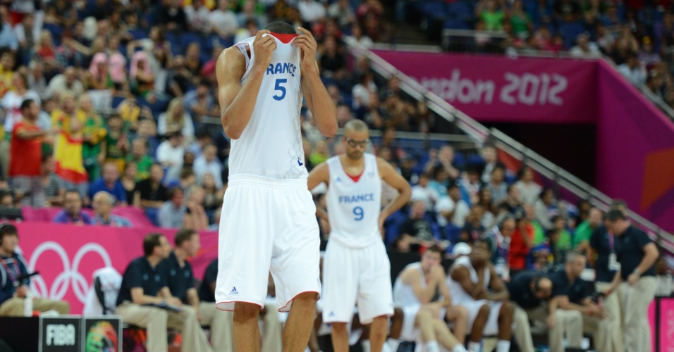 Abatido, Nicolas Batum cobre o rosto após eliminação da França pela Espanha, nas quartas de final do torneio olímpico de basquete masculino