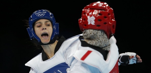 Argentina Carola Malvina em ação contra a marroquina Sanaa Atabrour na estreia do taekwondo