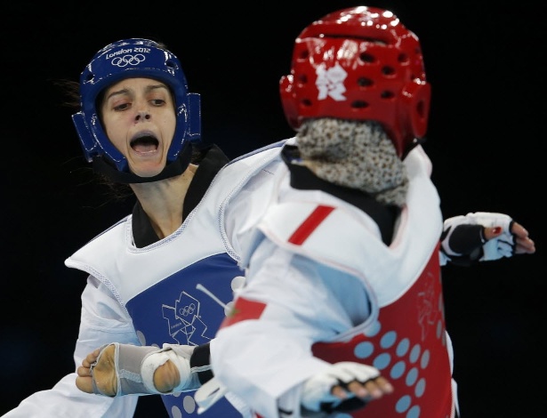 Argentina Carola Malvina Lopez (azul) venceu a favorita marroquina Sanaa Atabrour na primeira fase do taekwondo, categoria até 49 kg feminino