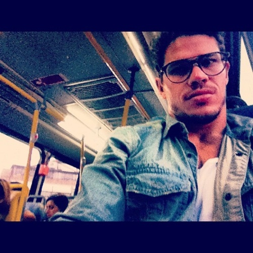 Ator José Loreto, o Darkson de "Avenida Brasil", posta foto andando de ônibus