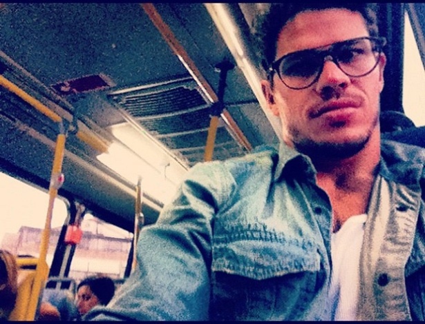 Ator José Loreto, o Darkson de "Avenida Brasil", posta foto andando de ônibus