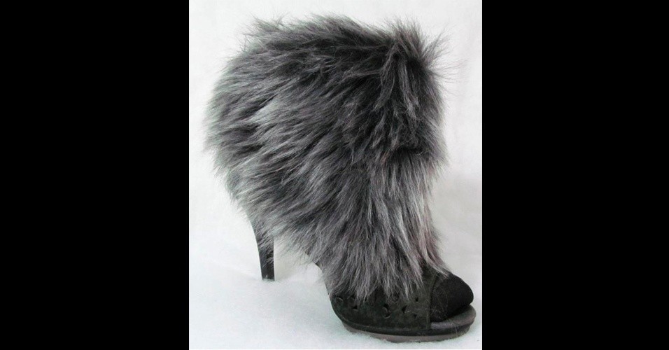 Bota preta de salto com pelo falso cinza da Artesã Silvia Grespan ; R$ 60, na Airu (www.airu.com.br). Preço pesquisado em agosto de 2012 e sujeito a alterações - Divulgação