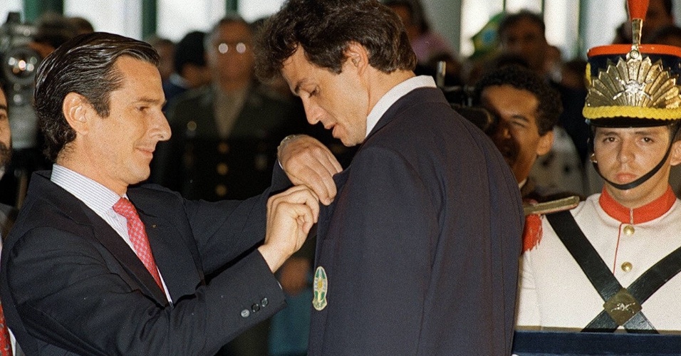 Carlão, capitão da seleção campeã olímpica, é condecorado pelo então presidente Fernando Collor de de Mello pela conquista do ouro em Barcelona (31/07/1992)