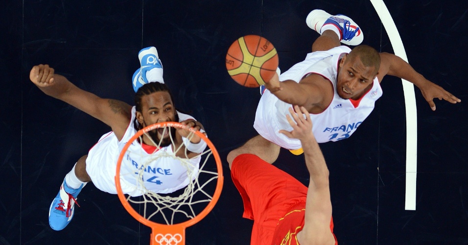 Com Ronny Turiaf na cobertura, Boris Diaw pega rebote no garrafão francês, durante partida contra a Espanha, pelas quartas de final do torneio olímpico