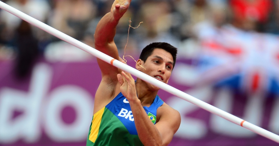 Fábio Gomes da Silva fracassou em suas três tentativas de saltar 5,50m e foi eliminado dos Jogos