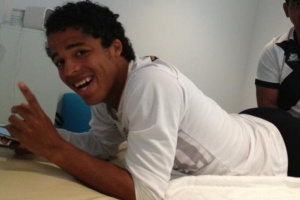 Giovani dos Santos é fotografado por colega de elenco enquanto está na fisioterapia