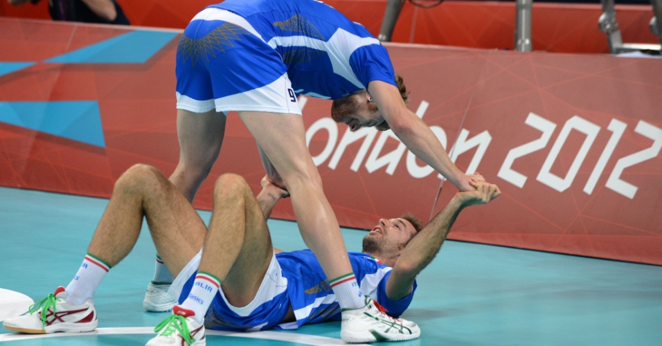 Italianos Dragan Travica e Ivan Zaytsev comemoram vitória sobre os EUA nas quartas de final do vôlei