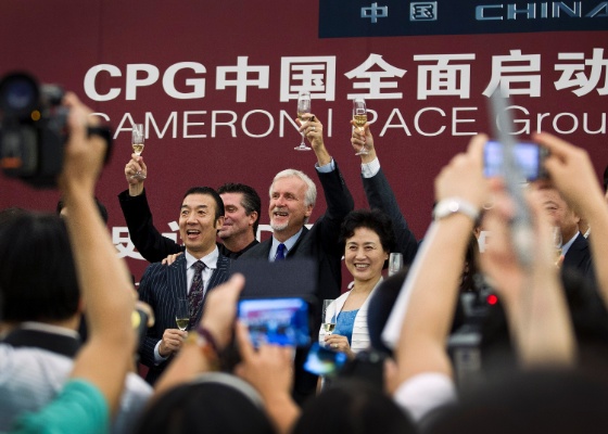 James Cameron brinda com chineses a parceria entre a Cameron Pace Group (CPG) e empresas chinesas (8/8/2012) - Andy Wong/AP