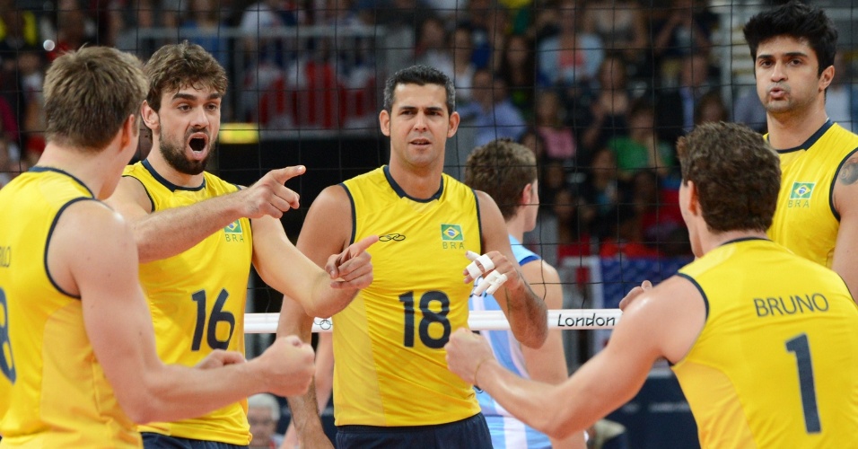 Jogadores brasileiros comemoram ponto sobre a Argentina no primeiro set das quartas de final do vôlei masculino