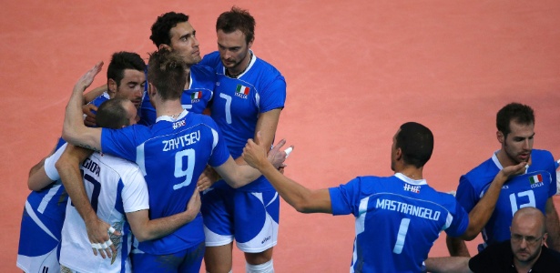 Jogadores da Itália comemoram ponto na vitória sobre os Estados Unidos