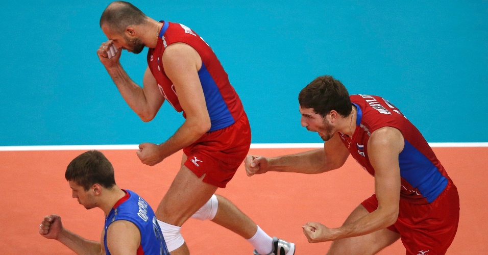 Jogadores da Rússia comemoram ponto durante vitória sobre a Polônia pelas quartas de final do vôlei