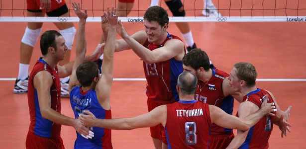 Jogadores da Rússia comemoram ponto na partida contra a Rússia pelas quartas de final