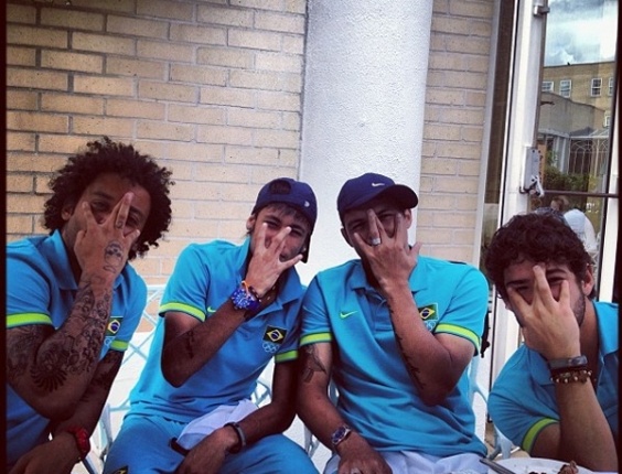 Jogadores da seleção brasileira de futebol fazem gesto jamaicano popularizado por Bolt