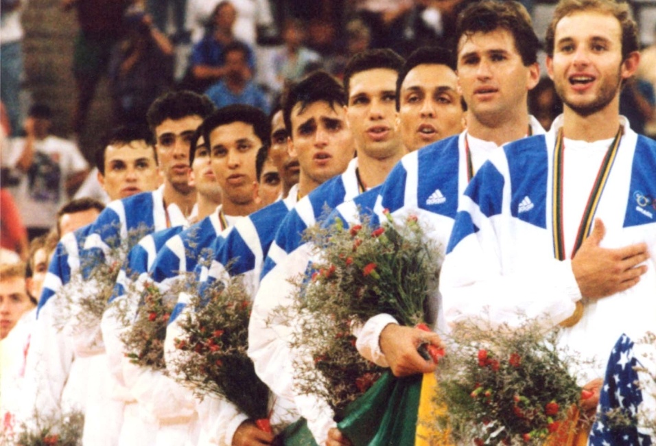 Jogadores da seleção brasileira de vôlei ouvem o hino nacional no pódio da premiação do vôlei em Barcelona-1992