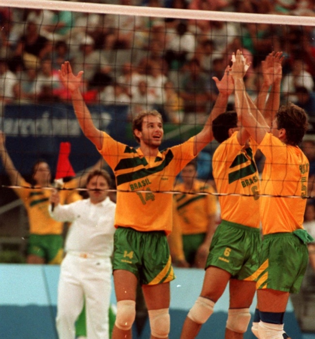 Jogadores da seleção masculina de vôlei comemoram ponto em vitória do Brasil sobre os Estados Unidos na Olimpíada de Barcelona-1992
