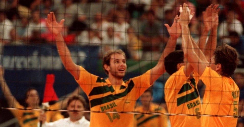 Jogadores da seleção masculina de vôlei comemoram ponto em vitória do Brasil sobre os Estados Unidos na Olimpíada de Barcelona-1992