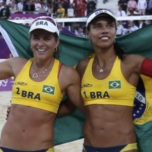 Juliana e Larissa com a bandeira do Brasil após o bronze; dupla admitiu a frustração de não ter o ouro