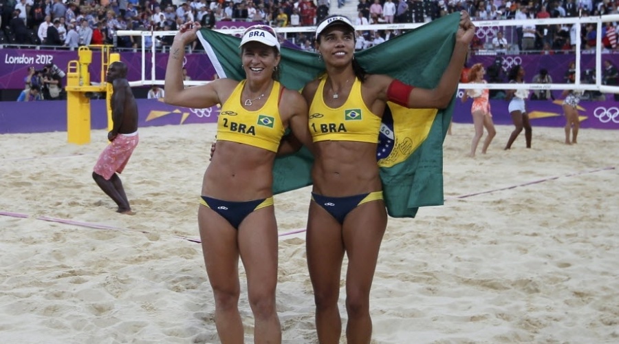 Juliana e Larissa comemoram com a bandeira do Brasil a conquista da medalha de bronze em Londres