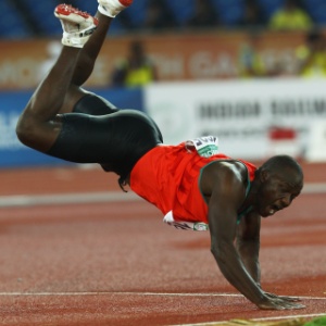Julius Yego se atira ao chão após lançar o dardo em prova do Commonwelth Games, de 2010