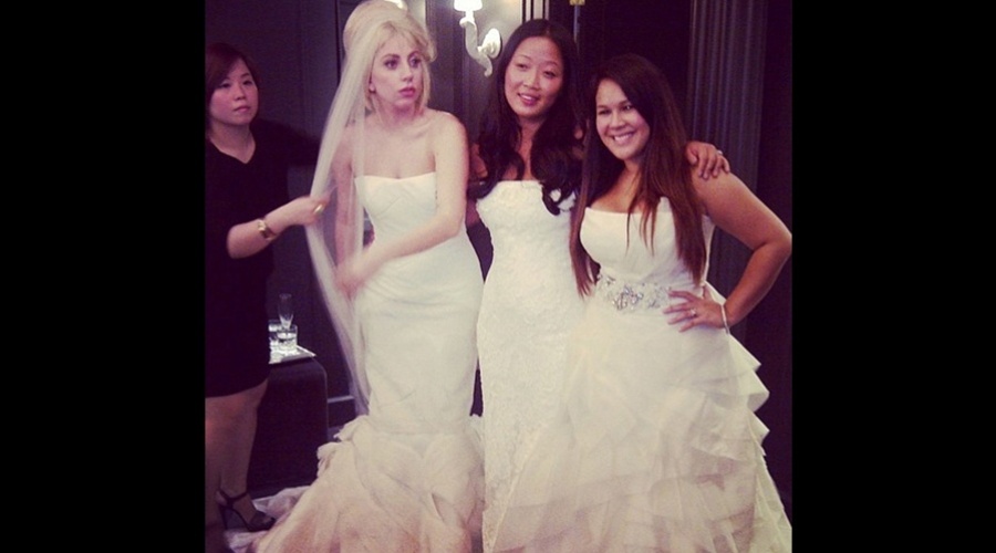 Lady Gaga experimentou um vestido de noiva durante visita a uma loja (7/8/12)
