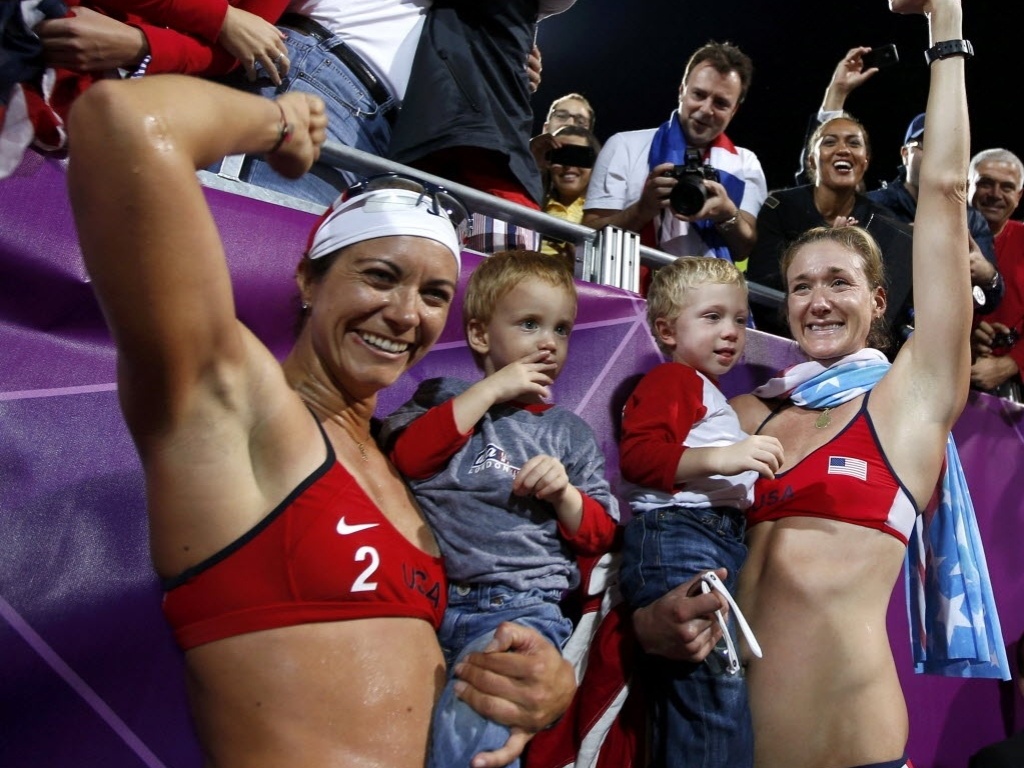 May (e) e Walsh carregam os filhos após conquistarem o tricampeonato olímpico, em Londres
