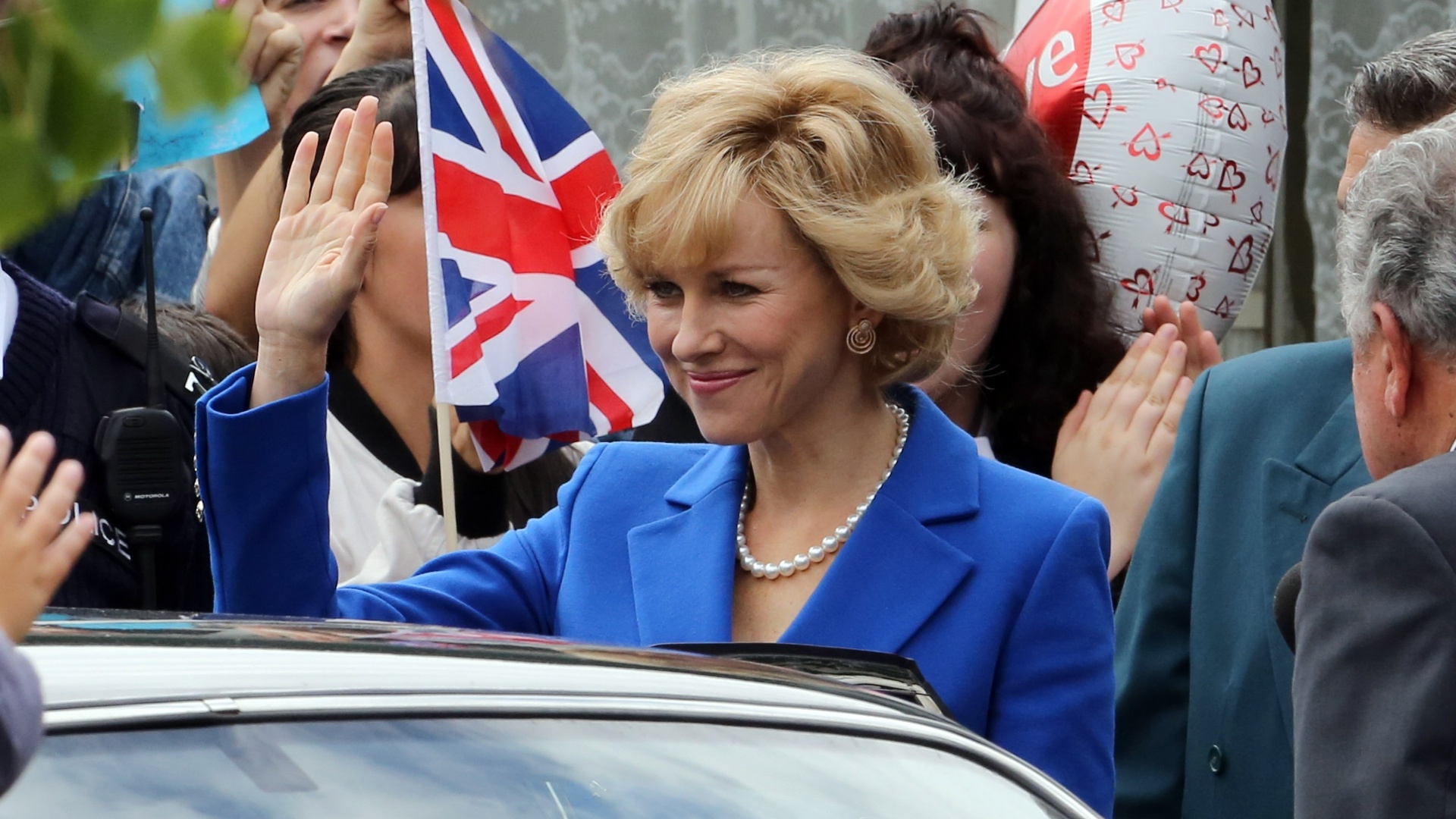 Com público ao fundo, Naomi Watts aparece caracterizada em novas fotos dos bastidores do longa que está sendo feito sobre a vida da princesa Diana (8/8/2012) - Neil Mockford/Getty Images