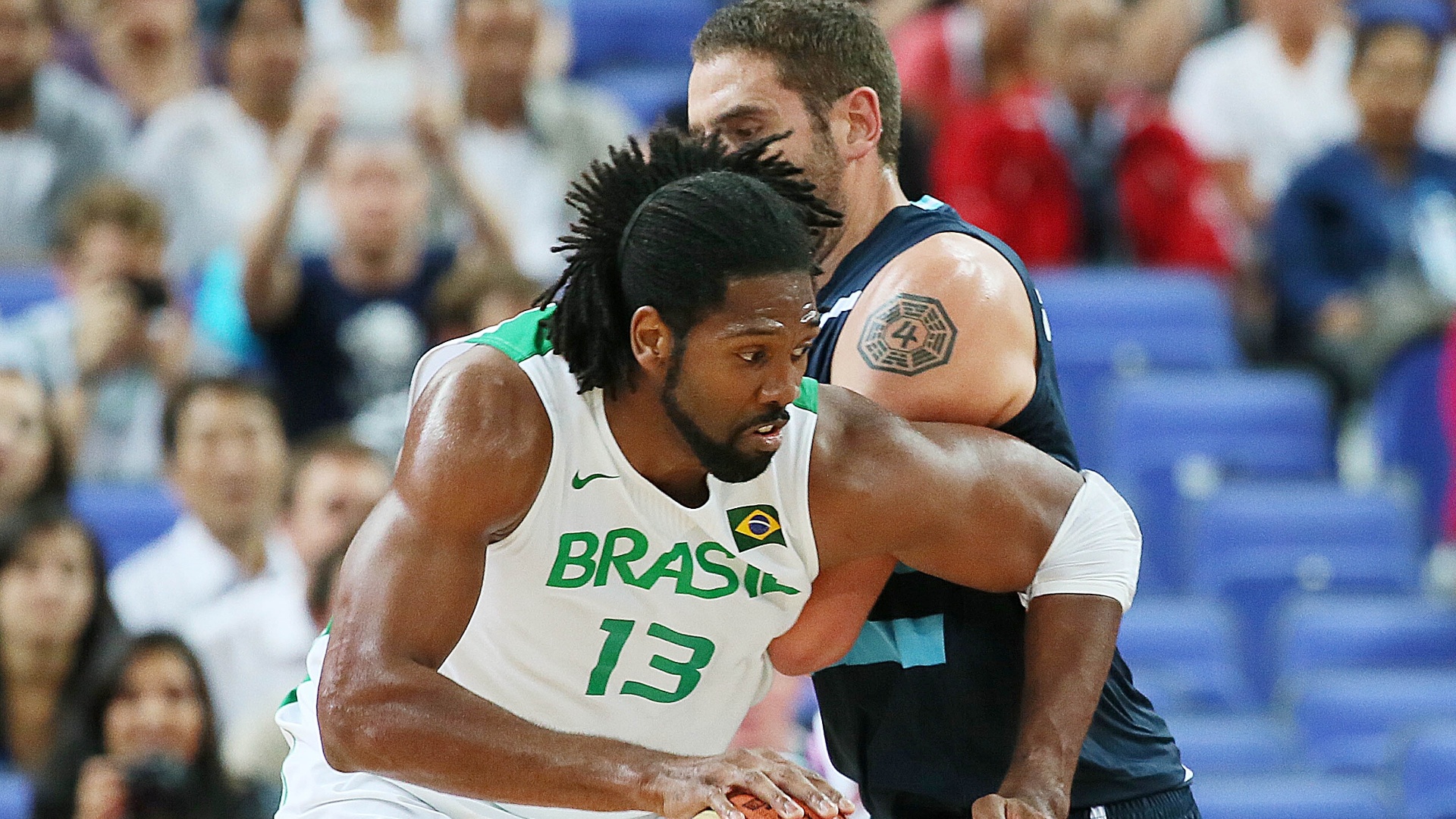 Nenê trabalha bola em partida contra Argentina, pelo torneio olímpico de Londres