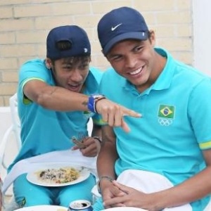 Neymar se diverte com os companheiros Marcelo e Thiago Silva durante almoço da seleção brasileira (08/08/2012)