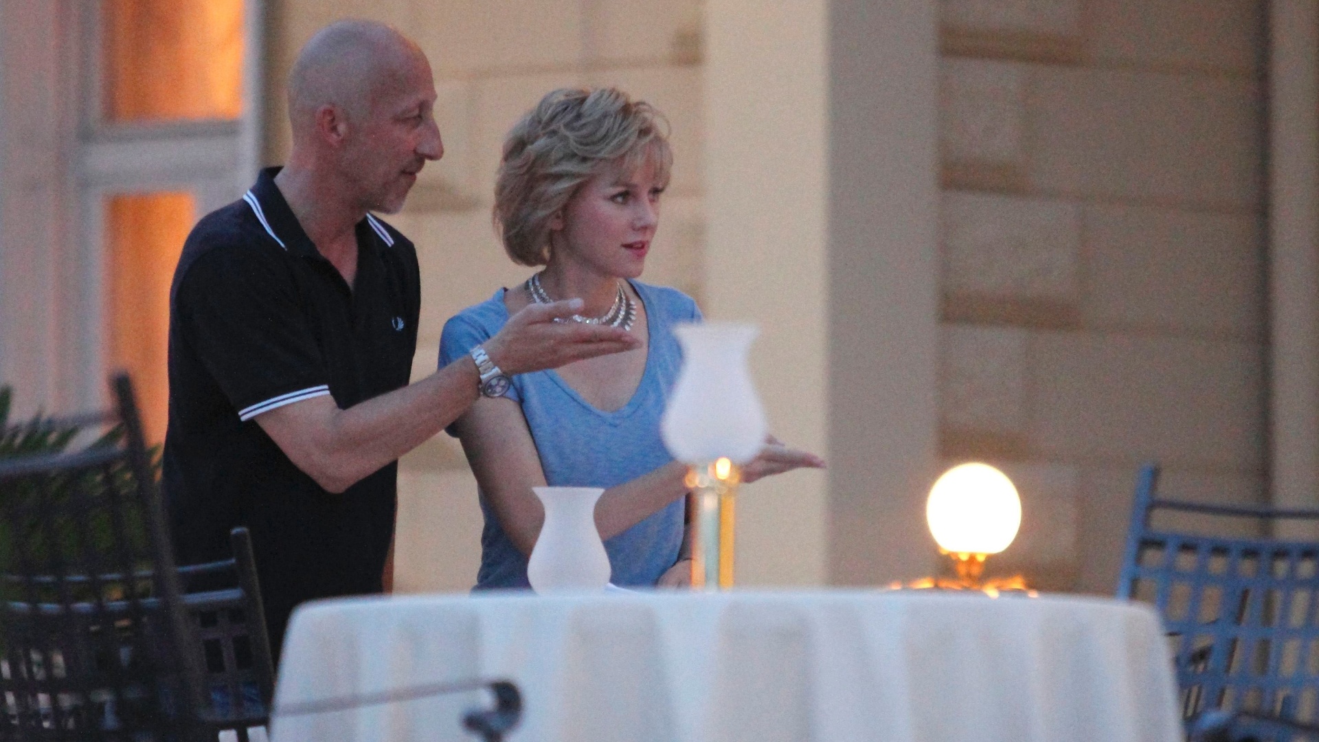 O diretor Oliver Hirschbiegel e Naomi Watts conversam nos bastidores de "Diana" (3/7/2012) - Antonio Bronic/Reuters