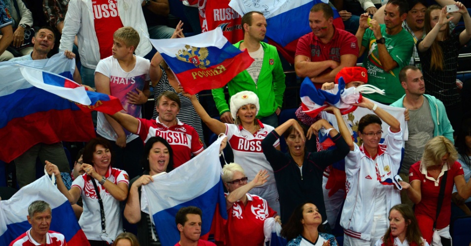 Torcedores russos festejam classificação da seleção masculina de basquete para a semifinal olímpica