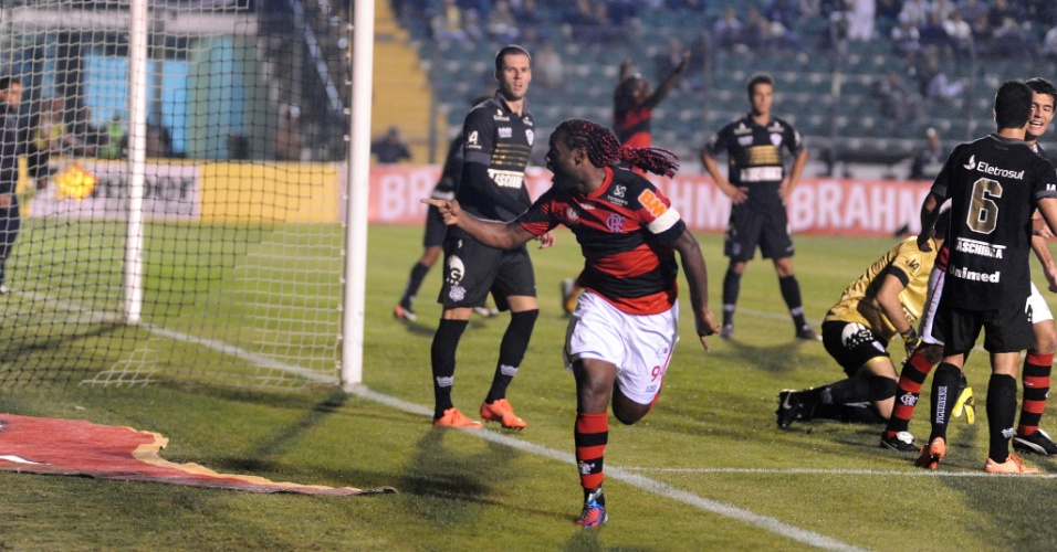 Vágner Love comemora gol do Flamengo na vitória por 2 a 0 sobre o Figueirense. Atacante foi autor dos dois gols da partida