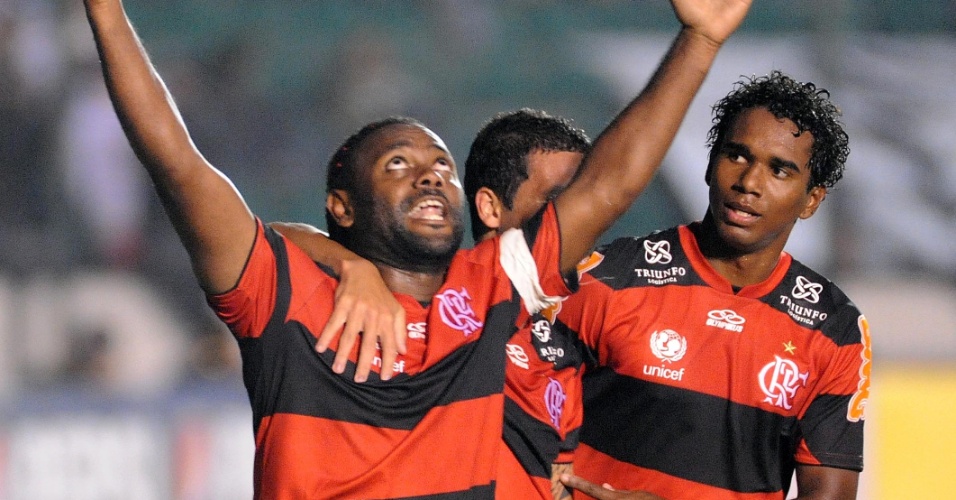 Vágner Love comemora seu segundo gol na partida entre Flamengo e Figueirense, pela 15ª rodada do Brasileirão