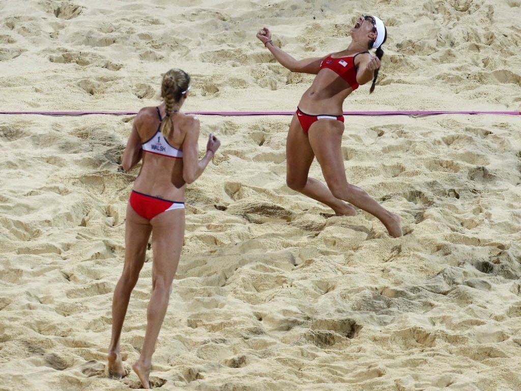 Walsh e May comemoram o tricampeonato olímpico após vitória sobre as compatriotas Kessi e Ross