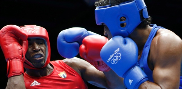 Yamaguchi Falcão, de azul, ataca o boxeador cubano Julio la Cruz Peraza durante o combate