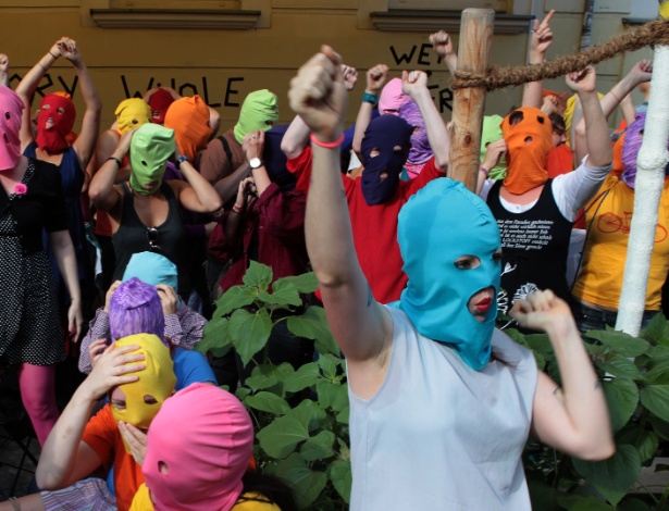 Figurantes participam de gravação de videoclipe de cantora canadense Peaches em Berlim, na Alemanha (9/8/12) - Fiona Jardim/AFP