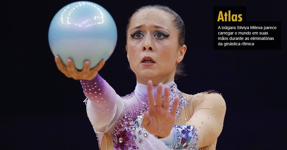 A búlgara Silviya Miteva parece carregar o mundo em suas mãos durante as eliminatórias da ginástica rítmica