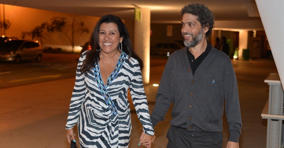 Acompanhada do marido, Estevão Ciavatta, Regina Casé prestigia o aniversário de Preta Gil na casa de shows Miranda, na zona sul do Rio (8/8/2012)