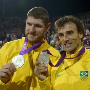 Alison (e) e Emanuel mostram a medalha de prata conquistada no vôlei de praia dos Jogos Olímpicos de Londres - undefined