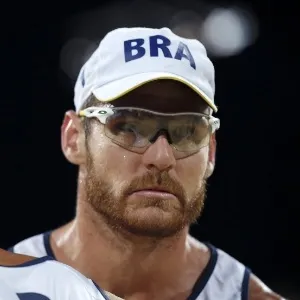 Alison e Emanuel mostram concentração durante a final dos Jogos Olímpicos, contra dupla alemã - undefined