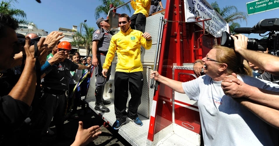 Arthur Zanetti desce do carro dos Bombeiros e é saudado pelo público em São Caetano do Sul